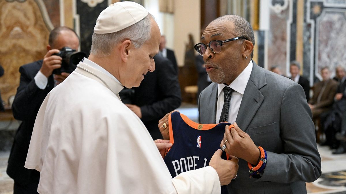 Papež si do Vatikánu pozval hollywoodské herce. Posteskl si nad návštěvností kin